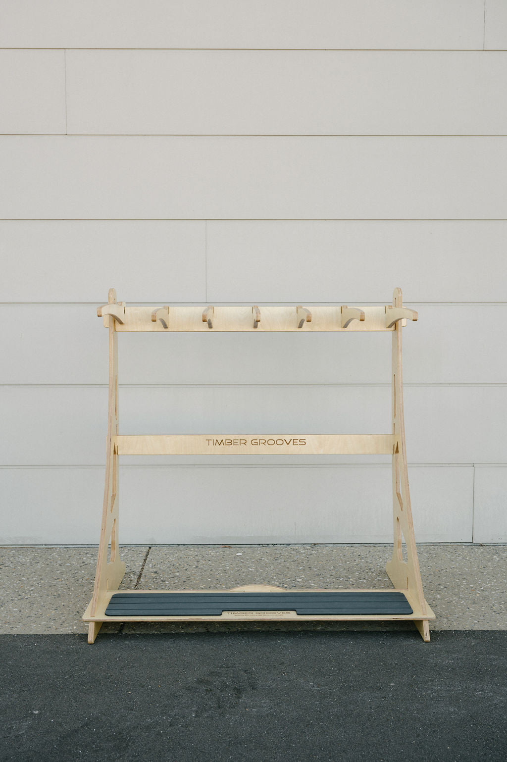 Timber Grooves Surfboard Rack: Stylish Freestanding Solution